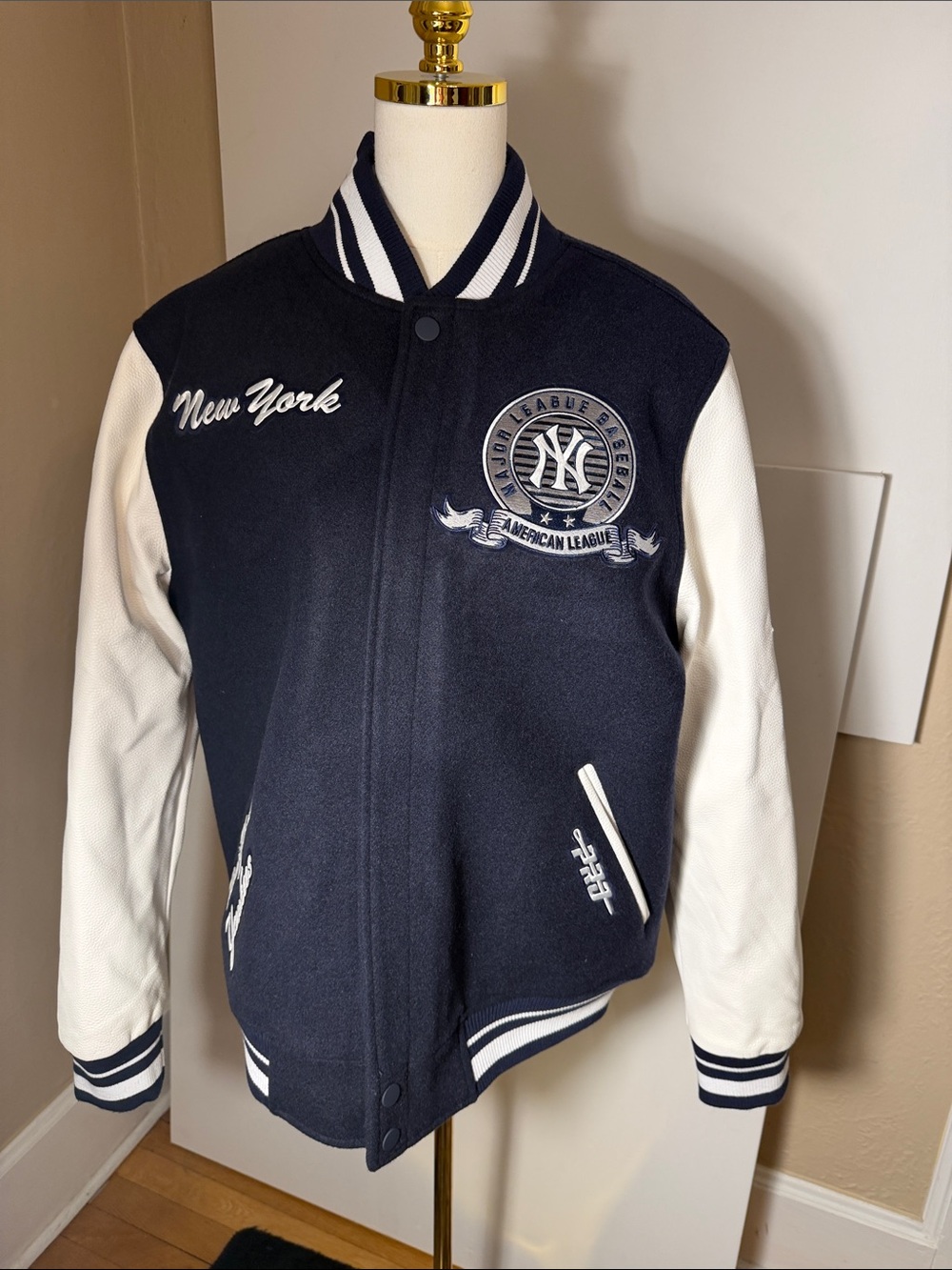 NY Yankees Team Badge Classic Rib
Varsity Jacket Men’s Large Pro standard